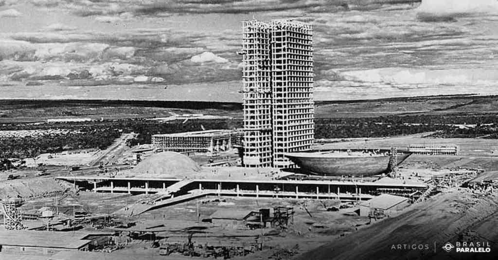 Obras do Congresso Nacional em Brasília nos anos 1950, com edifícios ainda em estrutura